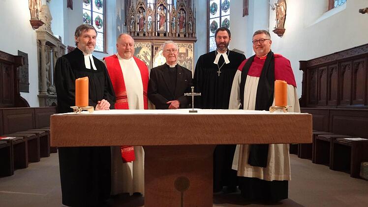 Im Musik und Glaube vereint (v.l.n.r.): Pfarrer Bernd Grosser, Pater Rudolf Theiler, Reverend Alan Stockbridge, Dekan Jürgen Bleschmidt, Reverend Kenneth Dimmick aus Stuttgart, der das Nagelkreuz aus Coventry am Sonntag nach Ebern gebracht hat.  Foto: Eckert