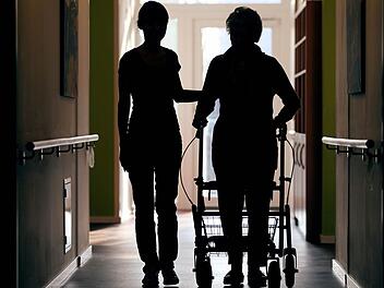 Durch die Arbeitszeitverlängerung befürchtet Verdi, dass Kliniken und Pflegeheimen noch mehr Krankheitsausfälle drohen könnten.