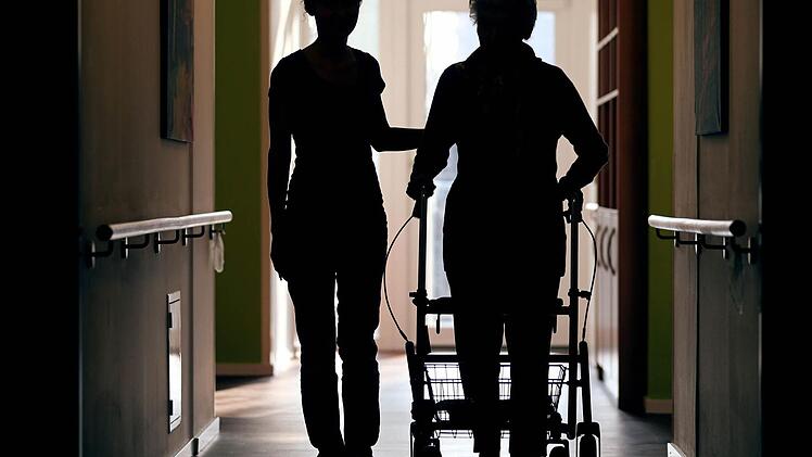 Durch die Arbeitszeitverlängerung befürchtet Verdi, dass Kliniken und Pflegeheimen noch mehr Krankheitsausfälle drohen könnten.