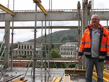 Arbeitsplatz in luftiger Höhe: Bauleiter Artur Derex steht in der zusätzlich aufgesetzten Etage des neuen Park-Flügels. Die Decke kommt in diesen Tagen drauf. Foto: Ulrike Müller