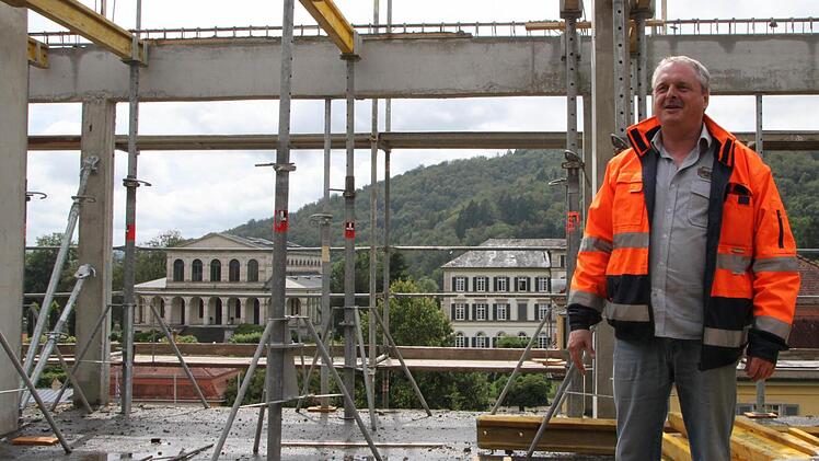 Arbeitsplatz in luftiger Höhe: Bauleiter Artur Derex steht in der zusätzlich aufgesetzten Etage des neuen Park-Flügels. Die Decke kommt in diesen Tagen drauf. Foto: Ulrike Müller
