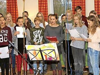 Der Chor der Wallburg-Realschule bot traditionelle vorweihnachtliche Weisen bei der Feier im Eltmanner Seniorenheim. Foto: Günther Geiling