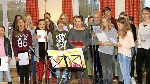 Der Chor der Wallburg-Realschule bot traditionelle vorweihnachtliche Weisen bei der Feier im Eltmanner Seniorenheim. Foto: Günther Geiling