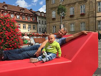Erste Testsitzer fanden sich bereits am Freitag auf dem Maxplatz ein. Josef Lutzenberger und der kleine Can waren von den neuen Sitzmöbel sehr angetan.  Foto: M. Wehner