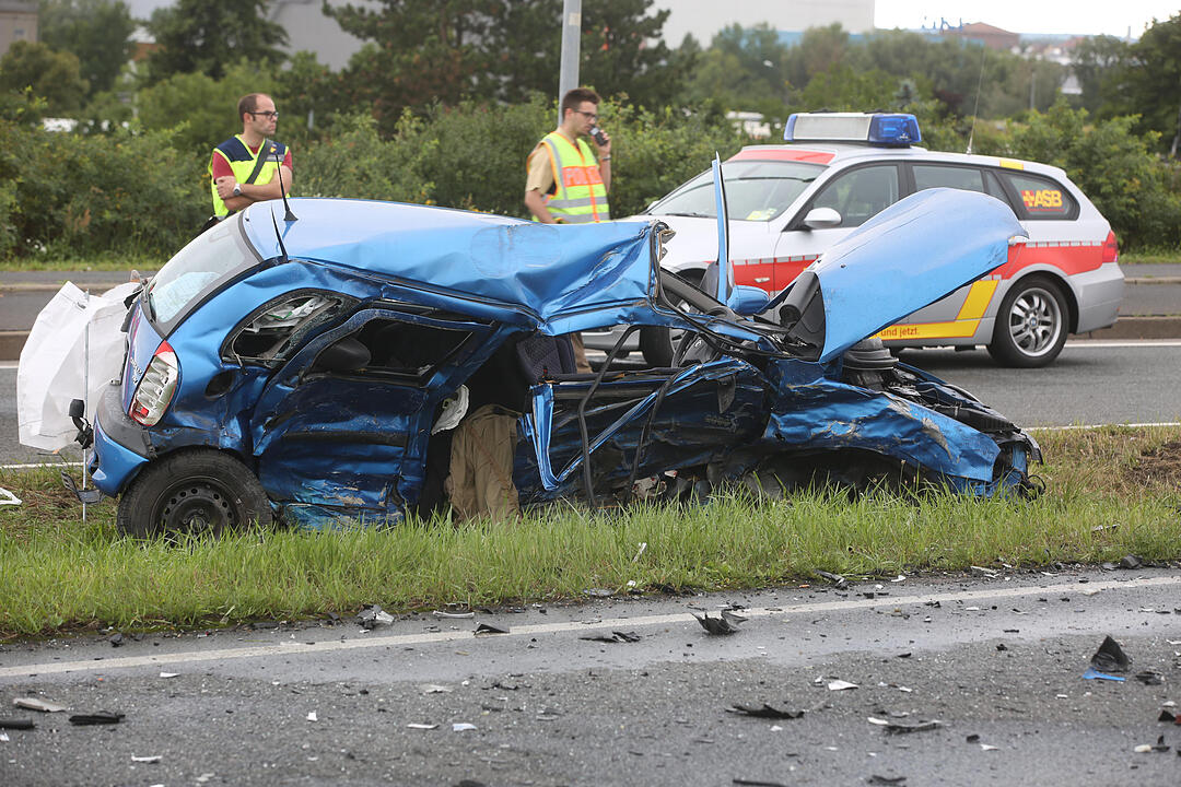 Traurige Bilanz eines Verkehrsunfalls: Eine Tote und drei Schwerverletzte - Mercedes rammt frontal in Beifahrerseite von Opel