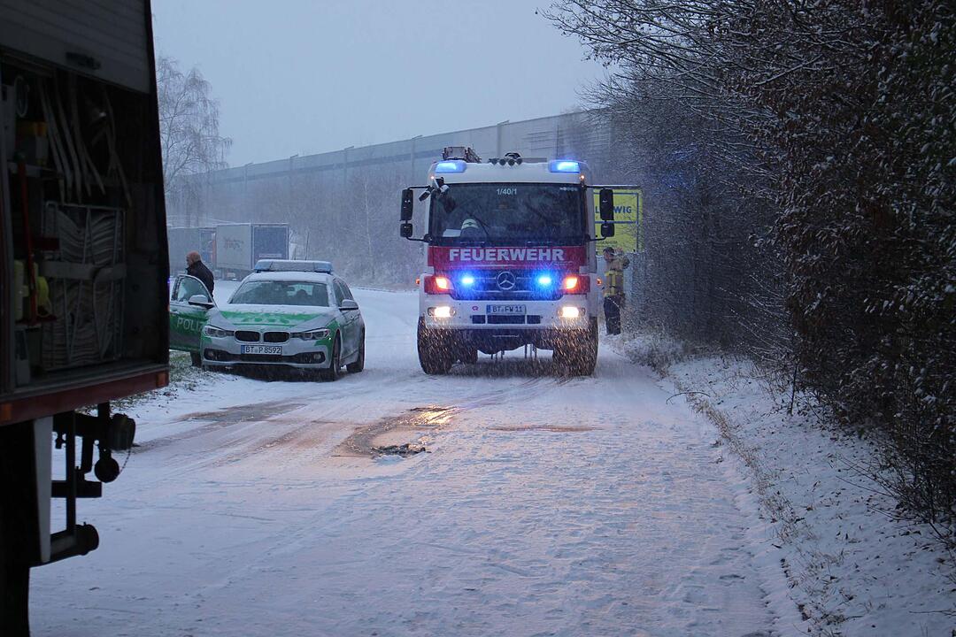 Drei Fahrzeuge waren in Bayreuth auf schneeglatter Fahrbahn in einen Unfall verwickelt.