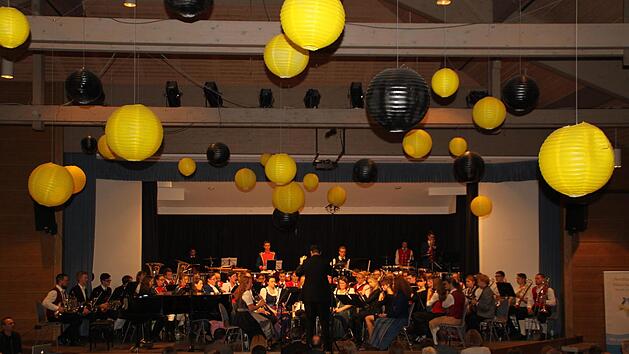 Mit einem musikalischen Streifzug durch Spanien und seine Kolonien begeisterte das Jugendblasorchester unter der Leitung von Andr&eacute; Degand am Freitagabend im Rudolf-Winkler-Haus in Zeil zahlreiche Zuh&ouml;rer.Christiane Reuther