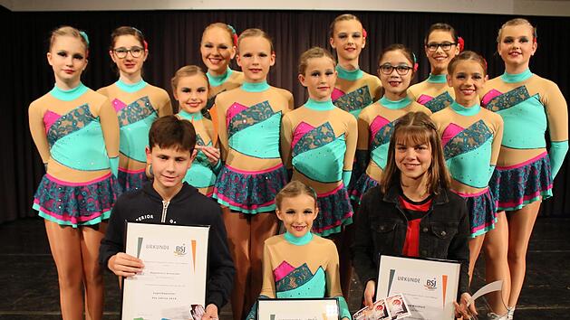 Die "Sportler des Jahres 2019" bei der Jugendehrung der BSJ: Konstantin Schneider, Anna Reinhart (rechts kniend) sowie die "Sweet Chillies". Ralf Naumann