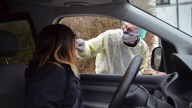 Für einen Abstrich zum Test auf den Coronavirus müssen die Patienten das Auto nicht verlassen. Fotos: Rainer Lutz