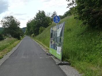 Für großen Ärger sorgen illegal aufgestellte Werbeplakate entlang des Rhönradweges. Die Gemeinde Riedenberg fordert die sofortige Entfernung, was auf Riedenberger Gemarkung auch am Mittwoch geschehen ist. Foto: Evelyn Schneider