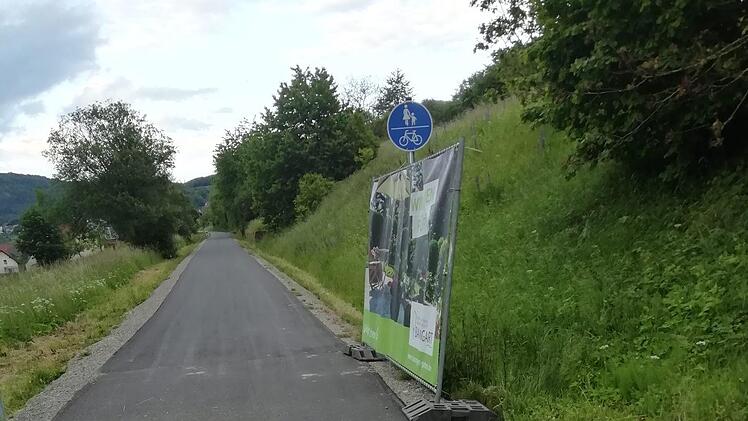 Für großen Ärger sorgen illegal aufgestellte Werbeplakate entlang des Rhönradweges. Die Gemeinde Riedenberg fordert die sofortige Entfernung, was auf Riedenberger Gemarkung auch am Mittwoch geschehen ist. Foto: Evelyn Schneider