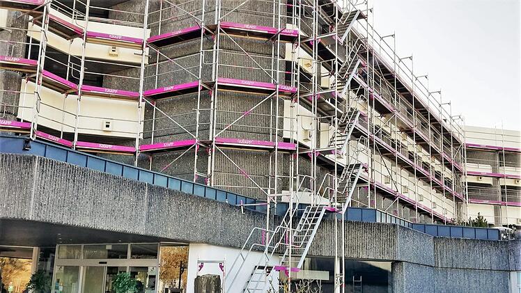 Die Fassade des Hauptgebäudes wird frisch gestrichen und die Balkone werden gereinigt.