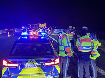 Kurz vor der Anschlussstelle Hormersdorf auf der A9 ist es zu einem schweren Verkehrsunfall gekommen, bei dem ein Fahrer lebensbedrohlich verletzt wurde.