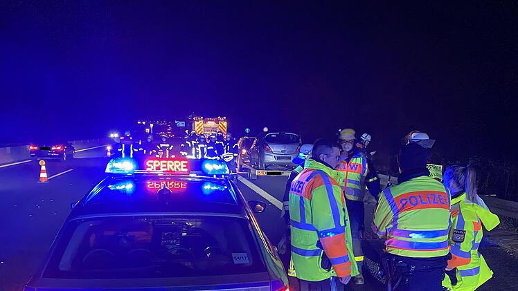 Mann nach Autopanne von Fahrzeug erfasst: Unfallfahrer fl&uuml;chtet