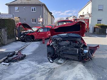 Verkehrsunfall in Naila: Frau nimmt Vorfahrt und kracht in anderes Auto