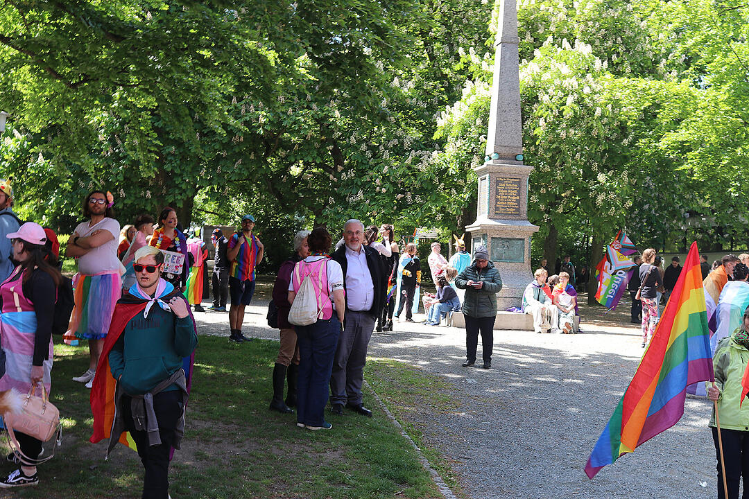 Mit über 1000 Besuchern ist der Hofer Christopher Street Day 2025 ein voller Erfolg gewesen. Das sind unsere Highlights gewesen.