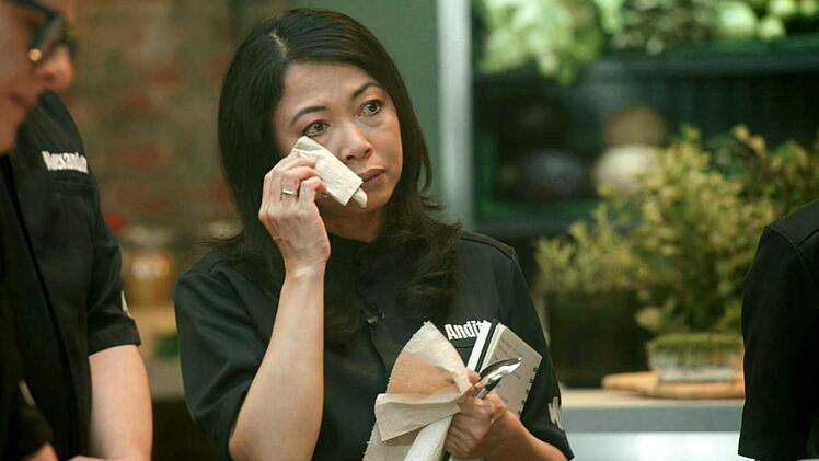 "Mälzers Meisterklasse"-Kandidatin Andita fühlt sich eingeschüchert und vergießt Tränen.