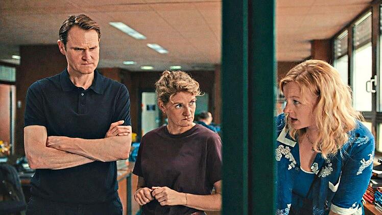 Felix Voss (Fabian Hinrichs), Wanda Goldwasser (Eli Wasserscheid, Mitte) und die neue Kollegin Emmy Rathgeber (Rosalie Thomass) tauschen sich in einer Szene der Franken-&bdquo;Tatort&ldquo;-Folge &bdquo;Gottesgarten&ldquo; &uuml;ber m&ouml;gliche Tatverd&auml;chtige aus.dpa