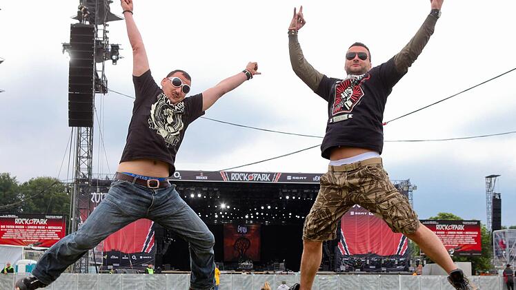 Falk (37, li.) und Ricardo (32) aus M&uuml;nchen springen vor Freude in die Luft. Im Hintergrund die Centerstage.