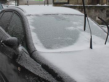 Der Autofahrer in der Oberen Stadt hatte das Eiskratzen noch vor sich.   Foto: Vanessa Schneider