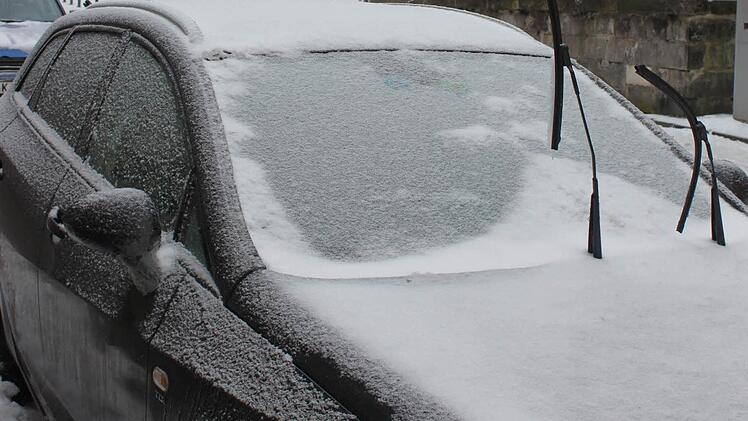 Der Autofahrer in der Oberen Stadt hatte das Eiskratzen noch vor sich.   Foto: Vanessa Schneider