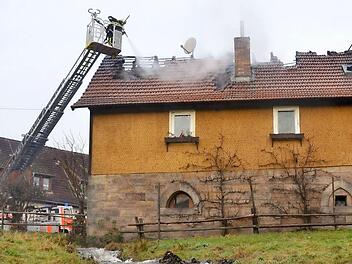 Die Bad Brückenauer Wehr war im Dezember 2012 mit ihrer Drehleiter beim Röderhof-Brand im Einsatz. Fotos: Thomas Dill/Peter Rauch (Archiv)