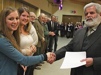 Ehrungen engagierter und erfolgreicher Sulzthaler: Bürgermeister Konrad Weingart (rechts) gratulierte Michaela Hesselbach (vorne, links) und Lisa Keller zu ihren herausragenden schulischen Leistungen. Foto: Gerd Schaar