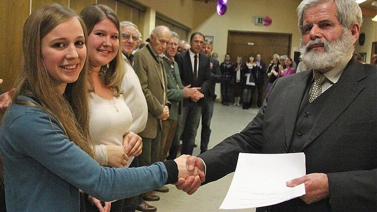 Ehrungen engagierter und erfolgreicher Sulzthaler: Bürgermeister Konrad Weingart (rechts) gratulierte Michaela Hesselbach (vorne, links) und Lisa Keller zu ihren herausragenden schulischen Leistungen. Foto: Gerd Schaar