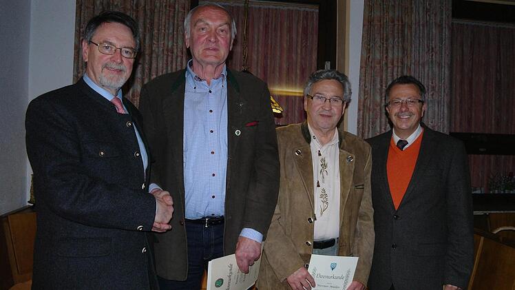 Edmund Wilhelm, Vorsitzender der Kreisgruppe BJV (links) und der stellvertretende Landrat Emil Müller (rechts) ehrten für 40-jähriges Engagement im BJV Rainer Betz (2.v.l) und Werner Müller. Foto: Stephanie Elm