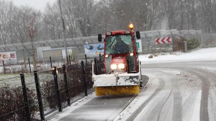 Einiges zu tun haben die Zeiler Hausmeister Axel und Uwe Schmidt. Bei dem Wetter kehren sie etliche Privatflächen in Zeil. Hier geht es gerade vom Anwesen Hartwig rauf zu den "Rummelsbergern". Fotos: Brigitte Krause