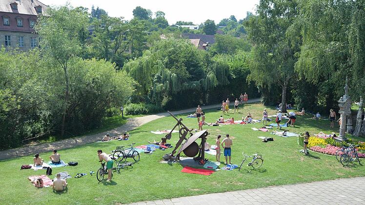 Viele Sonnenanbeter am Schiffbauplatz.   Fotos: Ronald Rinklef
