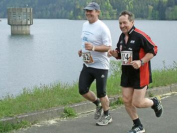 Im vergangenen Jahr beteiligten sich auch die Bürgermeister Gerhard Wunder aus Steinwiesen und Norbert Gräbner aus Marktrodach am traditionellen Volkslauf um die Ködeltalsperre. Foto: Hans Franz
