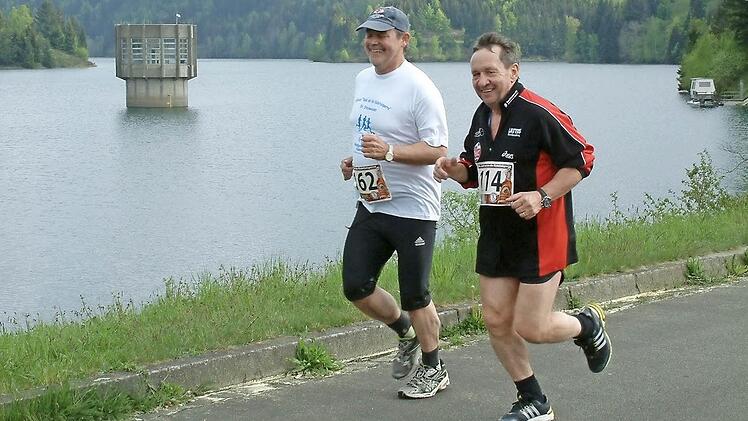 Im vergangenen Jahr beteiligten sich auch die Bürgermeister Gerhard Wunder aus Steinwiesen und Norbert Gräbner aus Marktrodach am traditionellen Volkslauf um die Ködeltalsperre. Foto: Hans Franz