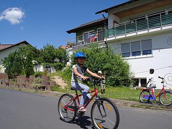 Kinderlachen vor der Flüchtlingsunterkunft in der Lindenstraße in Motten.  Foto: Stephanie Elm