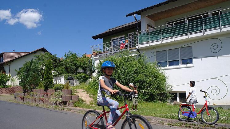 Kinderlachen vor der Flüchtlingsunterkunft in der Lindenstraße in Motten.  Foto: Stephanie Elm