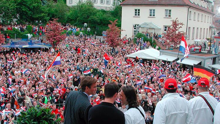 Und so war die Stimmung damals: Schätzungsweise 3500 Fans kamen zum Empfang für die kroatische Nationalmannschaft am 5. Juni 2006 nach Bad Brückenau. Foto: Ralf Ruppert/Archiv Saale-Zeitung