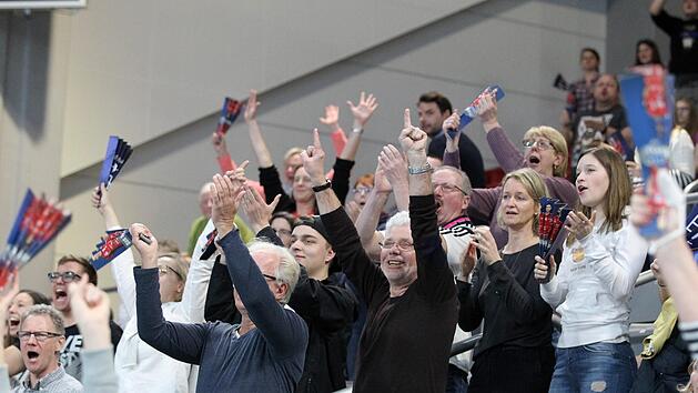 Gro&szlig;er Jubel bei den Zuschauern, die es mit den Damen der VG Bamberg hielten: Die volley.ballarinas hatten soeben den Matchball zum 3:2-Sieg in der Regionalliga gegen Sonthofen II verwandelt. sportpress