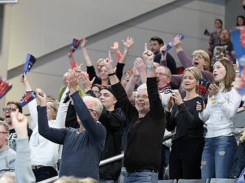 Großer Jubel bei den Zuschauern, die es mit den Damen der VG Bamberg hielten: Die volley.ballarinas hatten soeben den Matchball zum 3:2-Sieg in der Regionalliga gegen Sonthofen II verwandelt. sportpress