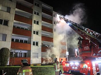 Durch das Feuer im Keller des Hauses sind die Wohnungen so stark verrußt, dass es aktuell für die Bewohner nicht möglich ist, dorthin zurückzukehren. Foto: NEWS5 / Merzbach