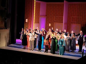 Mit stehenden Ovationen feierte das Publikum die Premiere des Musicals "Otello darf nicht platzen" am Landestheater Coburg.Foto: Jochen Berger