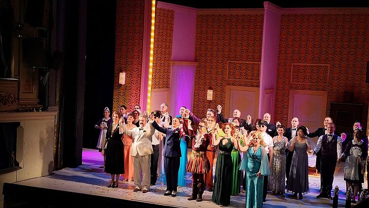 Mit stehenden Ovationen feierte das Publikum die Premiere des Musicals "Otello darf nicht platzen" am Landestheater Coburg.Foto: Jochen Berger