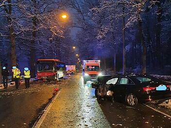 Erlangen: Auto kracht in Stadtbus - Passantin versorgt verletzten Busfahrer Erlangen: Auto kracht in Stadtbus - Passantin versorgt verletzten Busfahrer