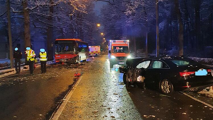 Erlangen: Auto kracht in Stadtbus - Passantin versorgt verletzten Busfahrer