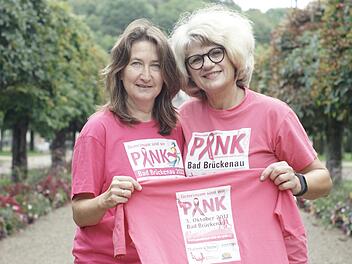 Heike Kötzner (links) und Petra Morschhäuser - hier mit einem T-Shirt - vom 1. Pinklauf 2011 - freuen sich auf die Jubiläumsausgabe, die am 3. Oktober durch Bad Brückenau und das Staatsbad führt. Foto: Steffen Standke