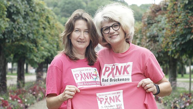 Heike Kötzner (links) und Petra Morschhäuser - hier mit einem T-Shirt - vom 1. Pinklauf 2011 - freuen sich auf die Jubiläumsausgabe, die am 3. Oktober durch Bad Brückenau und das Staatsbad führt. Foto: Steffen Standke