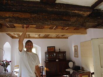 Viele kräftige Hände mussten  anpacken, um diesen mächtigen Tannen-Unterzug beim Bau der Rothmühle einzubauen. Michael Bohl erklärt, dass der Baum für den Balken  1557 geschlagen wurde.