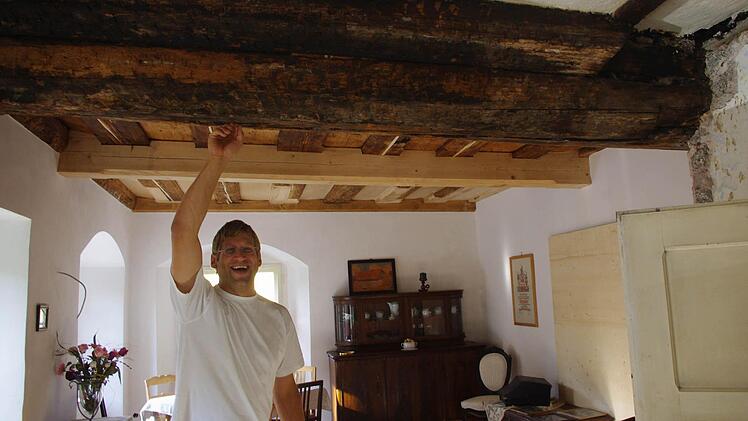 Viele kräftige Hände mussten  anpacken, um diesen mächtigen Tannen-Unterzug beim Bau der Rothmühle einzubauen. Michael Bohl erklärt, dass der Baum für den Balken  1557 geschlagen wurde.