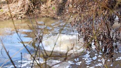 Beeindruckend: Mit rund sieben Bar Druck wird Luft in das kaputte Rohr unter der Aisch geblasen und das ist an der Wasseroberfläche zu sehen.