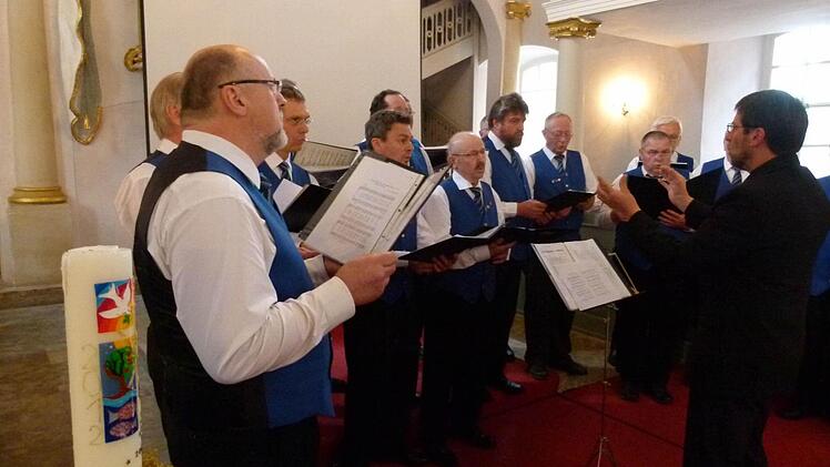 Die Untermalung des Festabends übernahm der Männerchor des LTV Gauerstadt unter Leitung von Alfred Hahn. Fotos: Lothwar Weidner