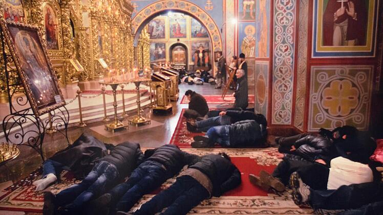 Maidan-Aktivisten schlafen auf dem Boden der Michael-Kathedrale in Kiew. Foto: Nikolas Pelke